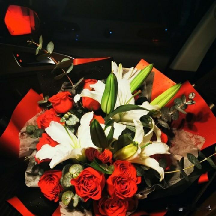 今天上午，我看了天气预报说要下午6点钟才会下大雨。于是，我把家里的床单被套枕巾沙