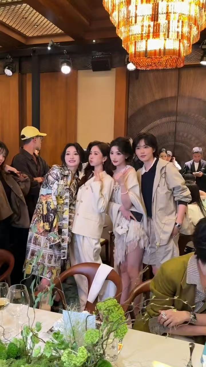 vogue晚宴大合影刘诗诗打卡点刘诗诗打卡点，vogue晚宴大合影，咱就说男帅女