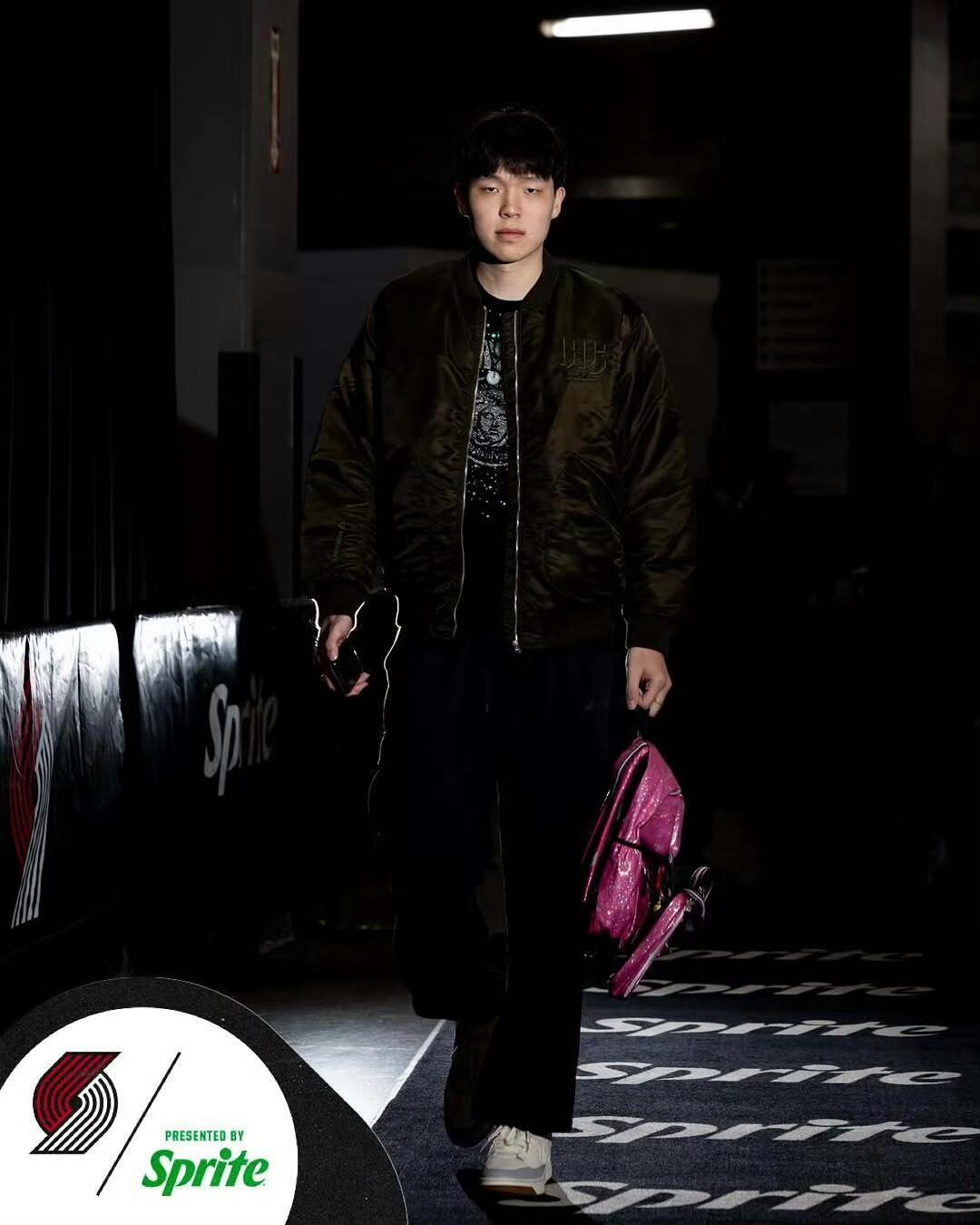 杨瀚森20分钟前发了五张照片 