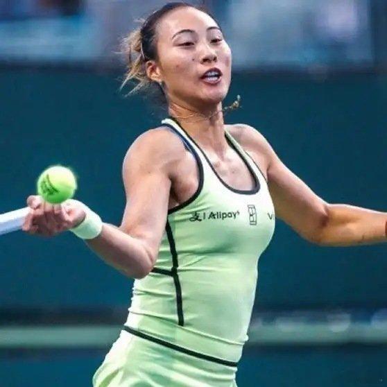 《【🔥百度热搜】郑钦文2-1惊天逆转凯斯晋级美网16强，赛后一番话引众人大笑，