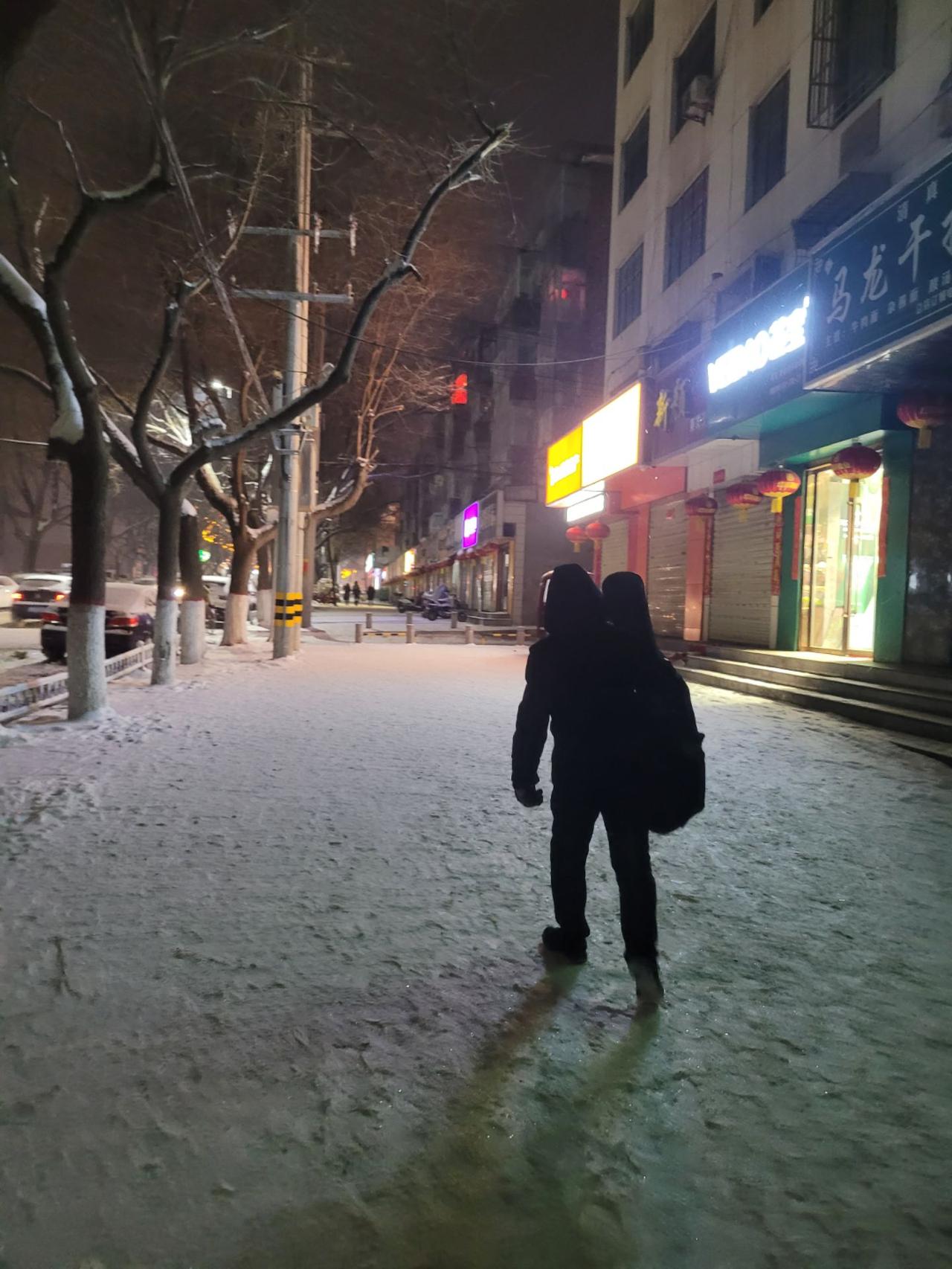 我们这里有个男人，家里穷的只有三间泥瓦房，人也长的没出息，做事也没出息。成了十里