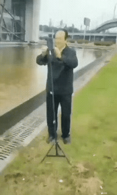 你的大爷还是你的大爷系列……
有一位大爷非常喜欢扭秧歌，就在某宝淘了一个手机自拍