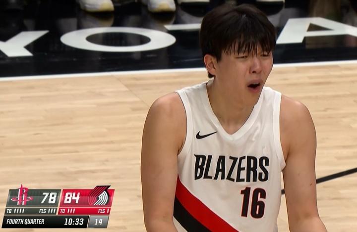 开拓者媒体批评杨瀚森：
“对火箭杨瀚森竟然打了17分钟，我的天......”
