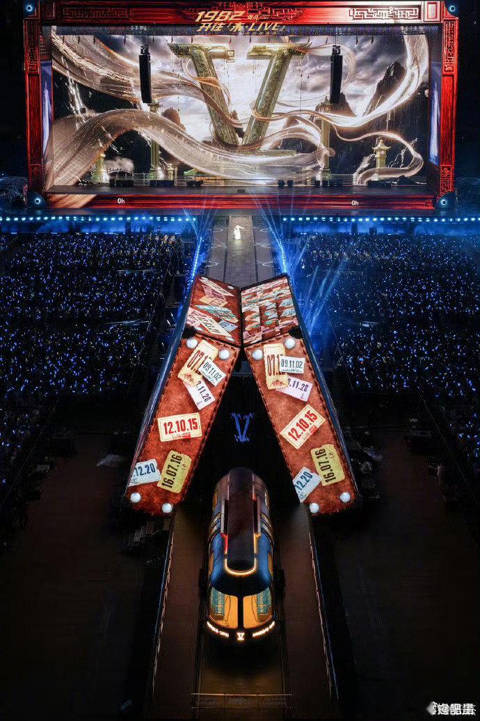 张杰演唱会舞台新技术 谁被张杰的舞台震撼到！实景列车贯穿全场，水幕歌词从天而降，