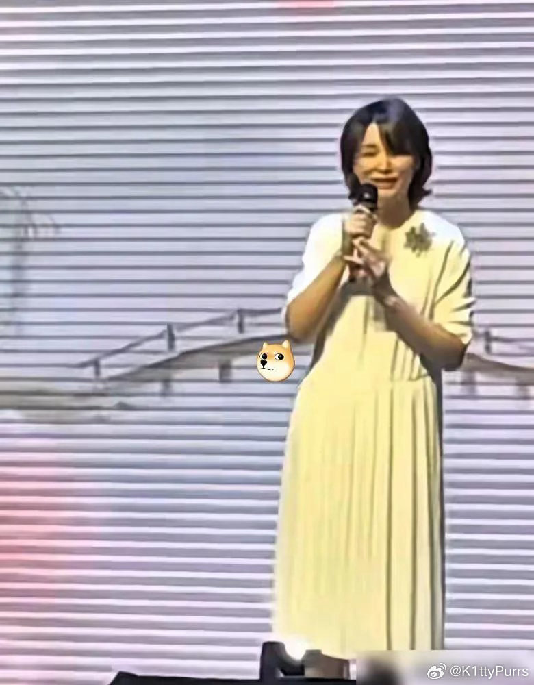 董卿在儿子的毕业典礼上演讲弯腰驼背，像个老太太 