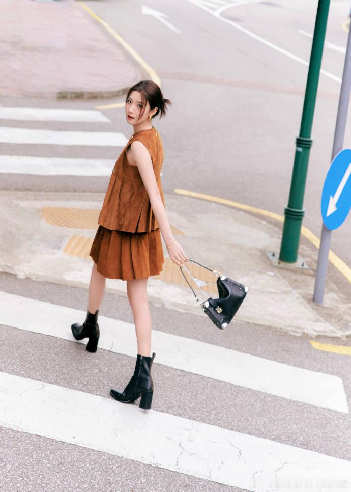 卢昱晓与 LV 双向奔赴，以品牌挚友之名携手，气质与质感碰撞，尽显高级风范。 