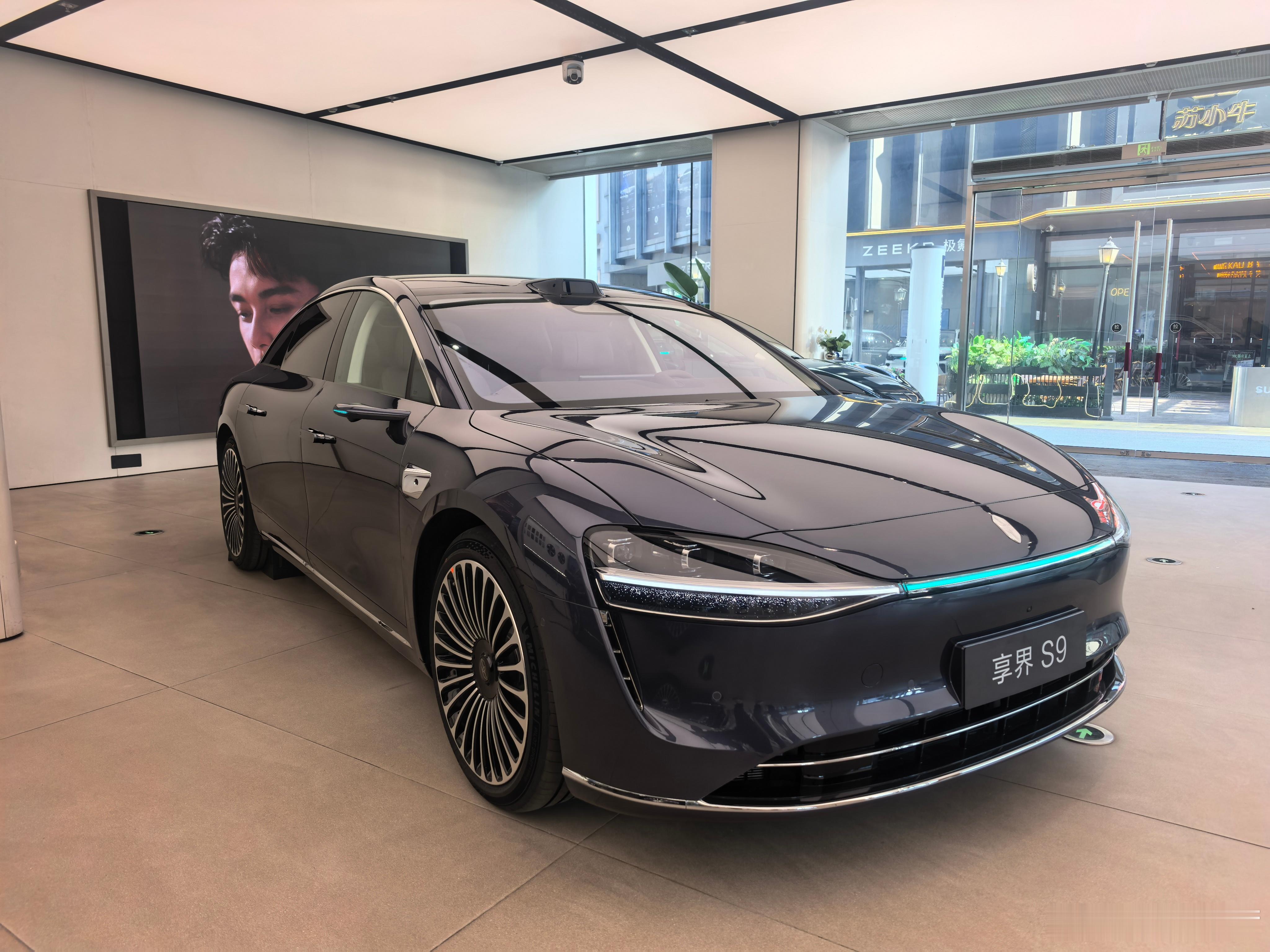 享界s9在吸引消费者注意力和满足他们情绪价值这方面跟其他车型都不是一样，它其中有