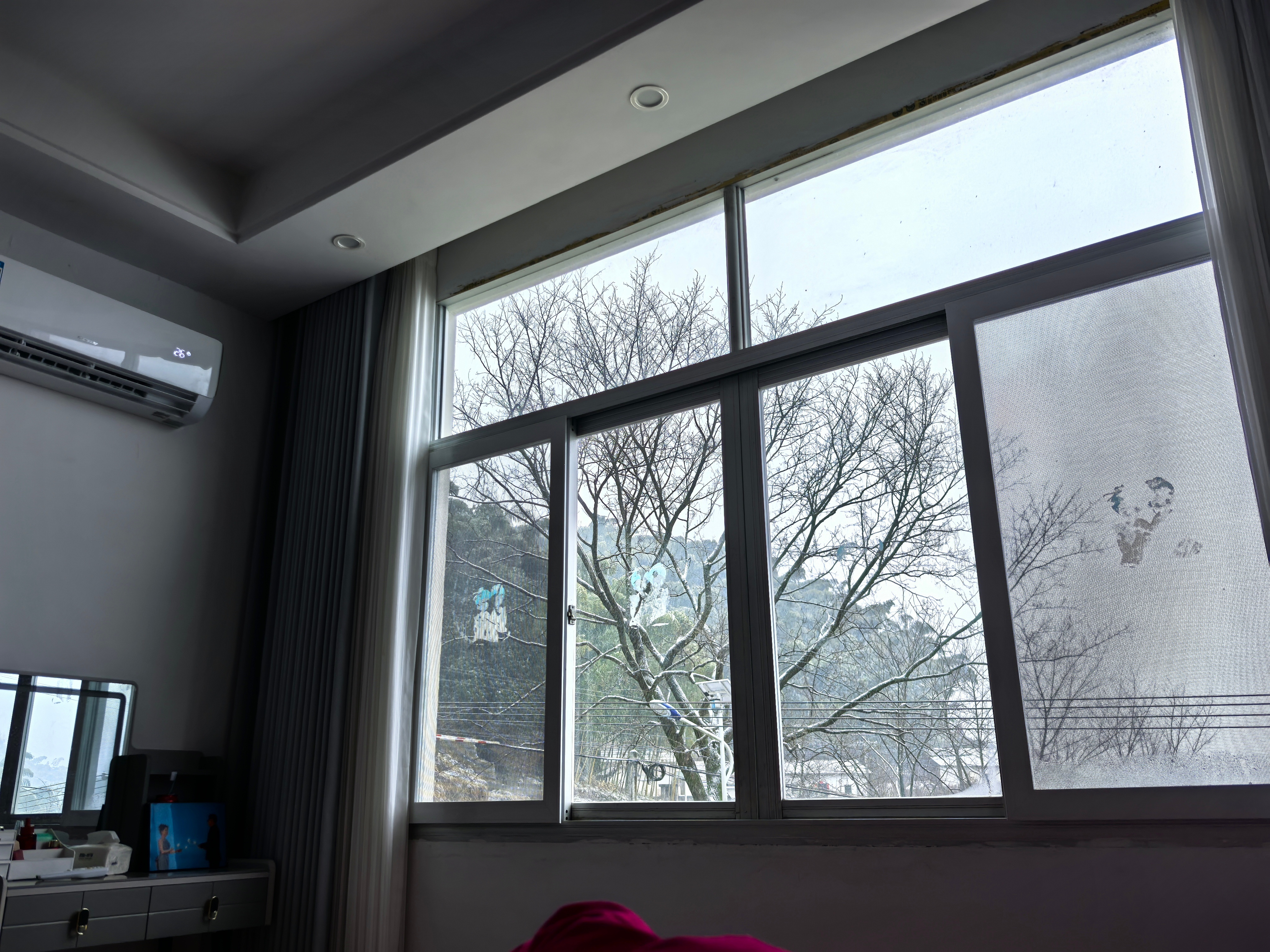 这样的感觉谁懂！大雪落满窗外，暖意裹着全身。不用赶路，不必烦恼，安安静静躺着，就