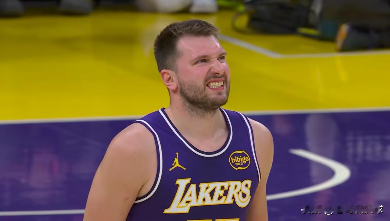 在今天湖人主场迎战76人的比赛中，发生了特别让人揪心的一幕。当时双方的比赛进行到