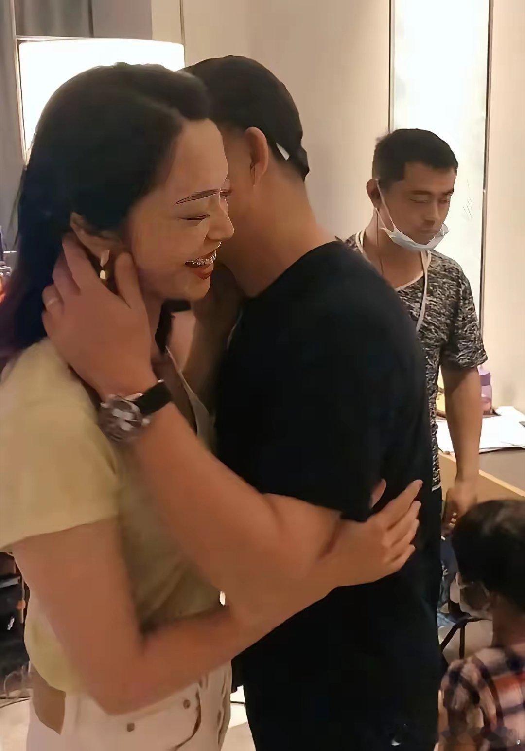 姚晨和曹郁也曾真心相爱过，2020年，曹郁探班姚晨的时候互动画面好甜，忍不住靠近