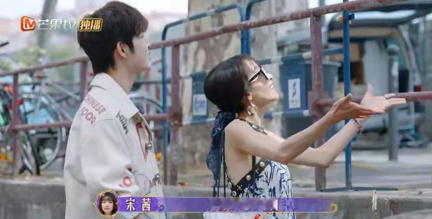 #路人误以为宋茜是田嘉瑞女朋友#宋茜在法国接头遇到路人搭讪，对方以为她是田嘉瑞女