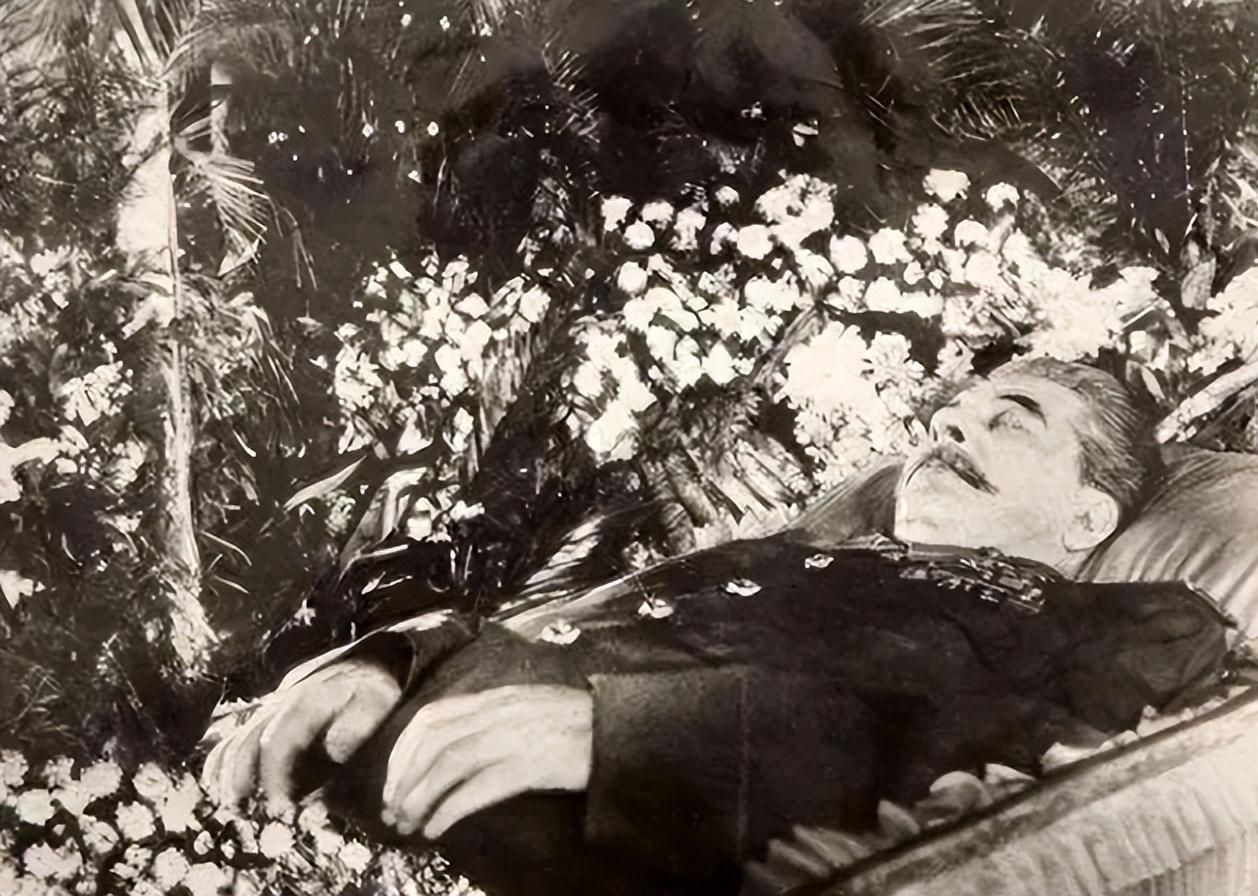 1961年，斯大林墓被挖开，士兵们将水晶棺抬出并打开，将他身上象征着最高统帅的服