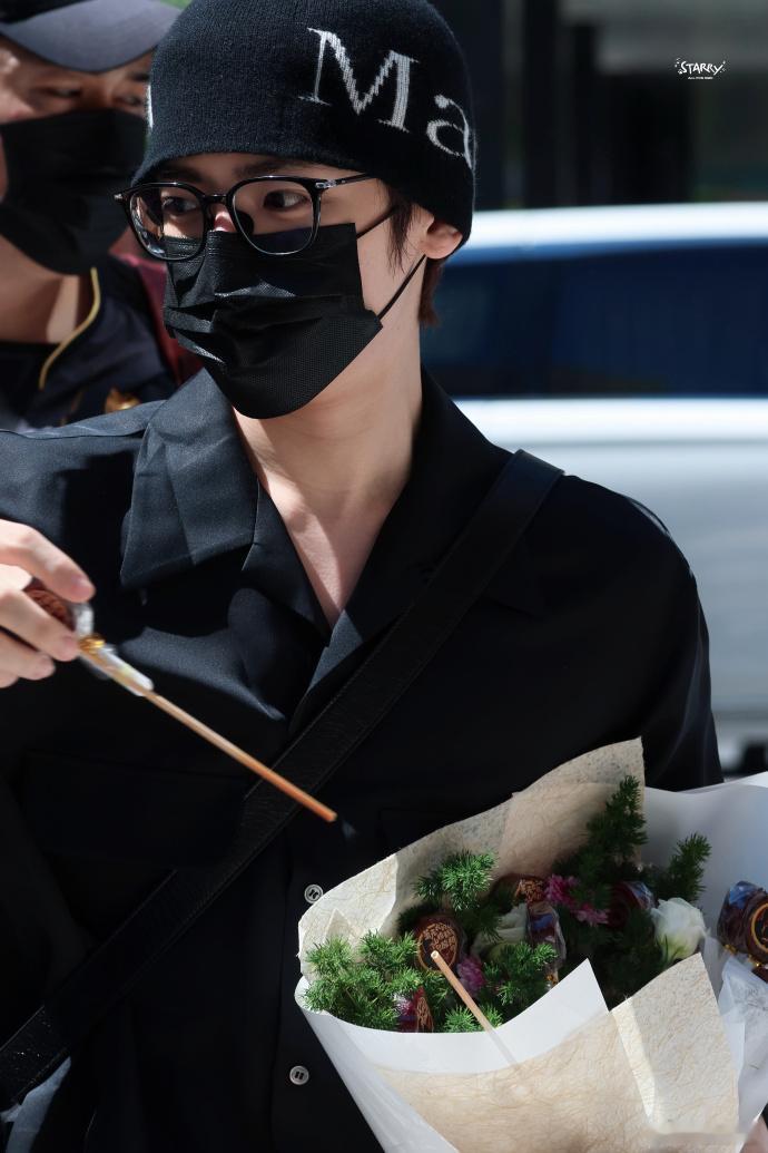 侯明昊山楂糕剧宣大法  侯明昊抱一捧山楂花 一捧红艳山楂花搭配零食福利，侯明昊山