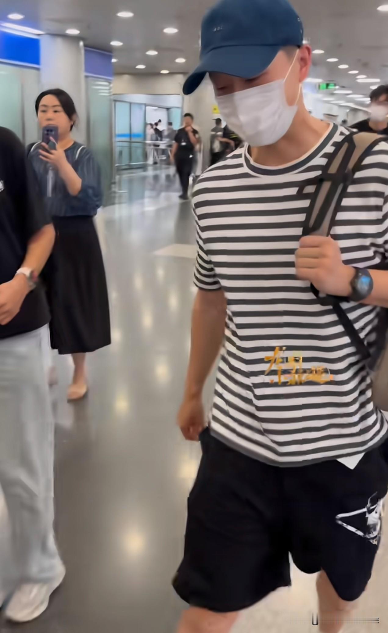 马龙今日已抵达长沙，
最迟今晚他和许昕会去适应场地。
有人说这次全锦赛，
男双冠