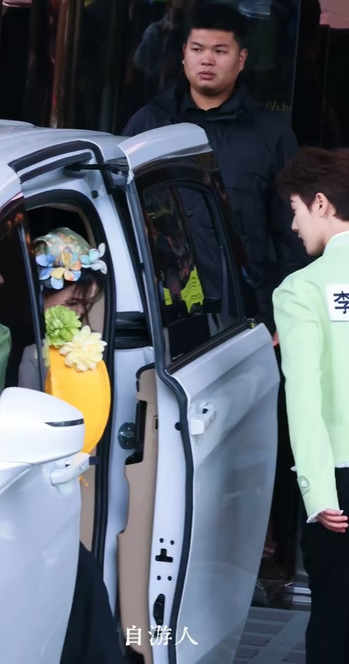 李昀锐白鹿上错车了李昀锐和白鹿不小心上错车，两位瞬间一脸懵，慌乱又好笑的反应也太