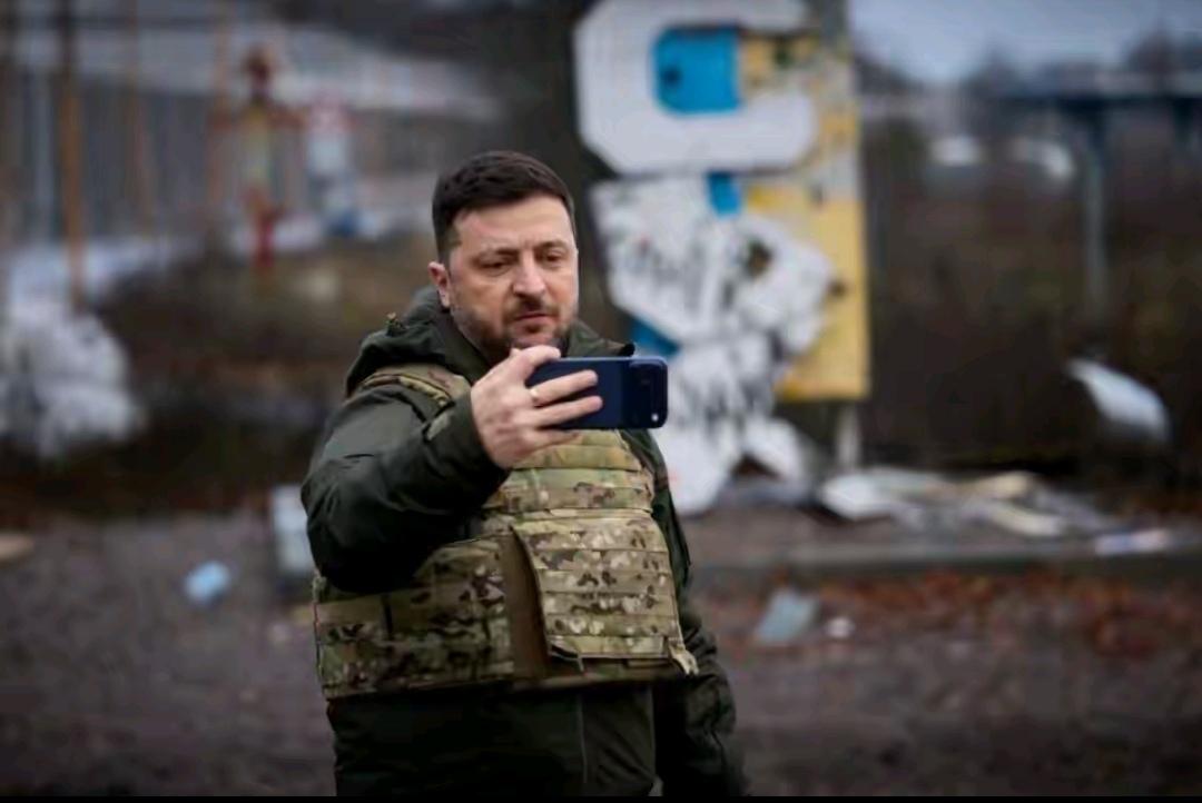 泽连斯基抵达了一星期前就被俄军宣布占领的库皮扬斯克拍摄了视频，狠狠打了俄军的脸。