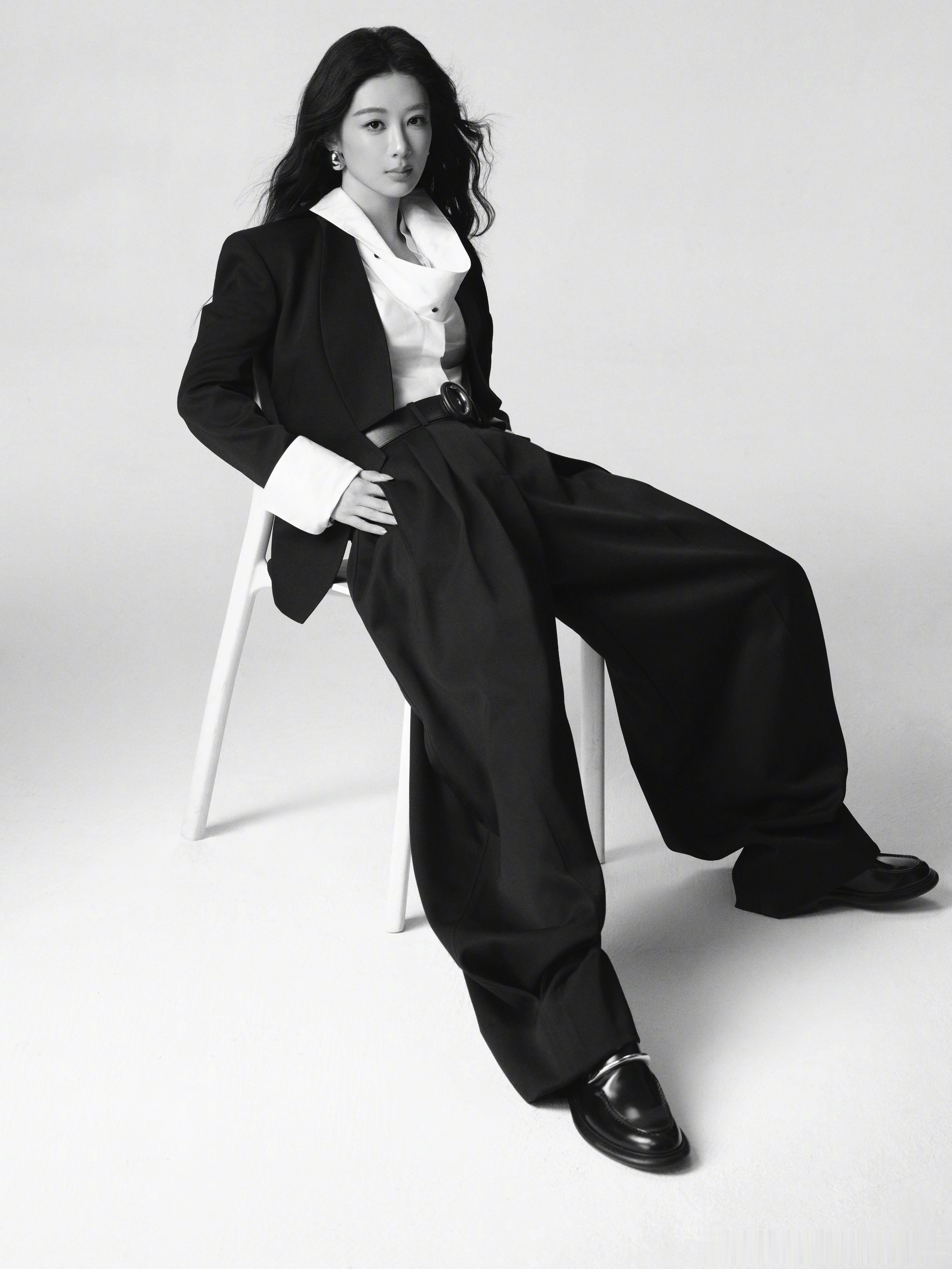 杨紫出任 Givenchy 品牌代言人。官宣照同时释出，演绎 Sarah Bur