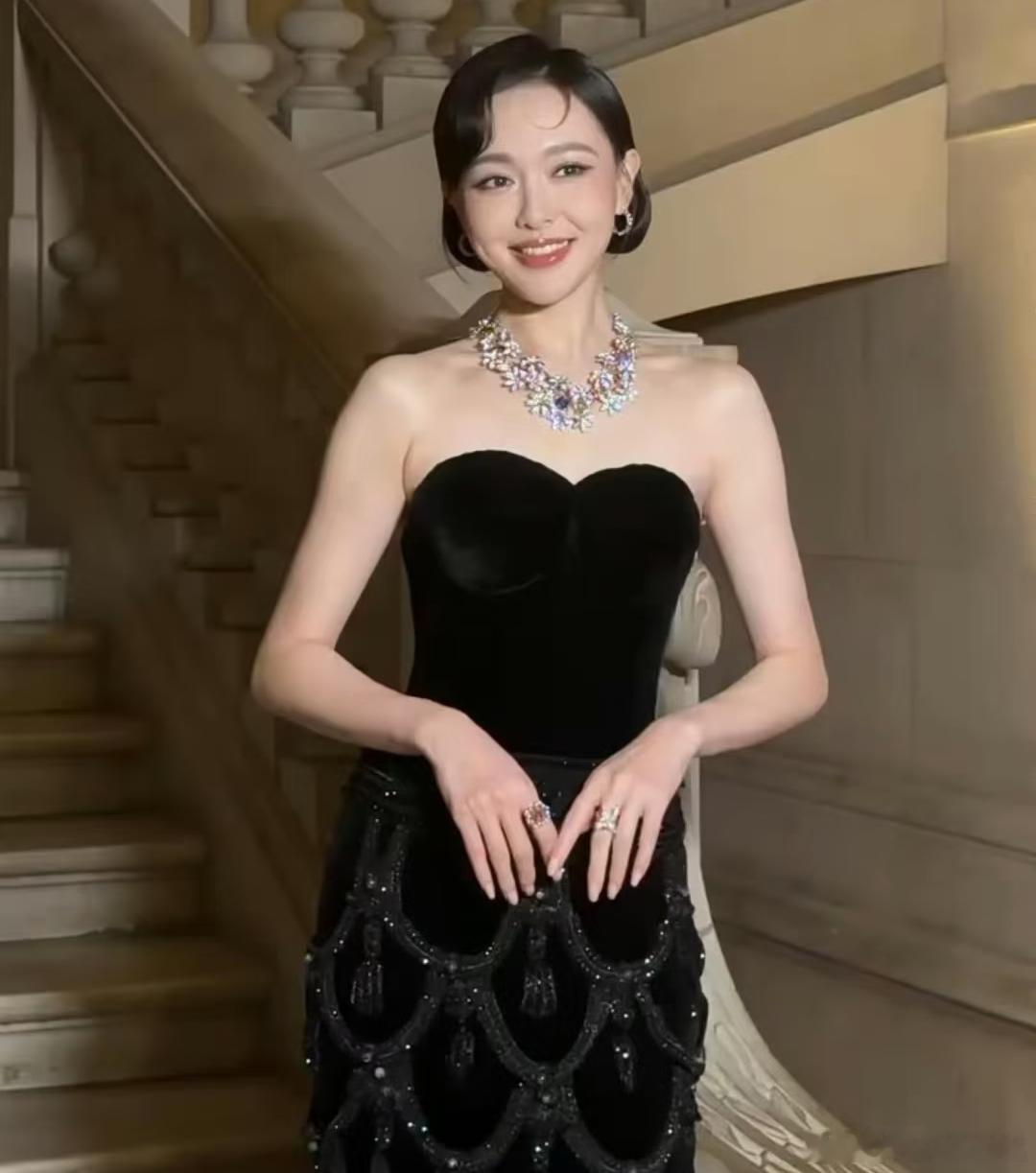 唐嫣近期以黑色高定礼裙、复古盘发造型亮相Tiffany巴黎活动，被网友直呼“分不