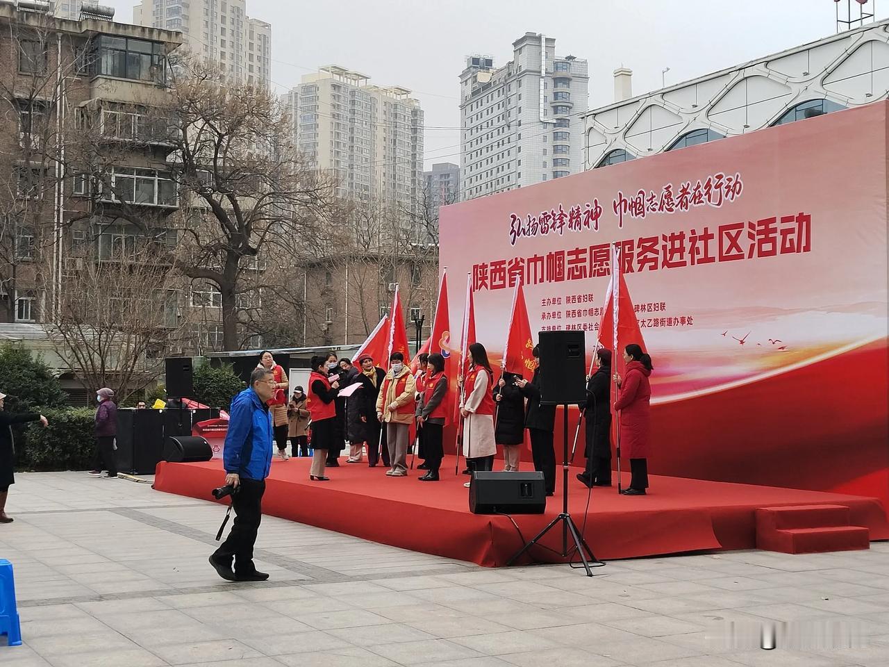2025年3月4日，陕西省西安市，中国志愿者携手陕西巾帼，弘扬雷锋精神，服务社区
