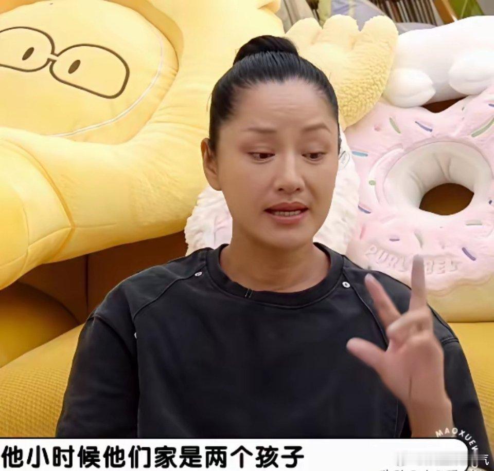 瞿颖说：“胡兵妈妈前两年过世了。胡兵有一个比他大两岁的哥哥。小时候他家里条件也没