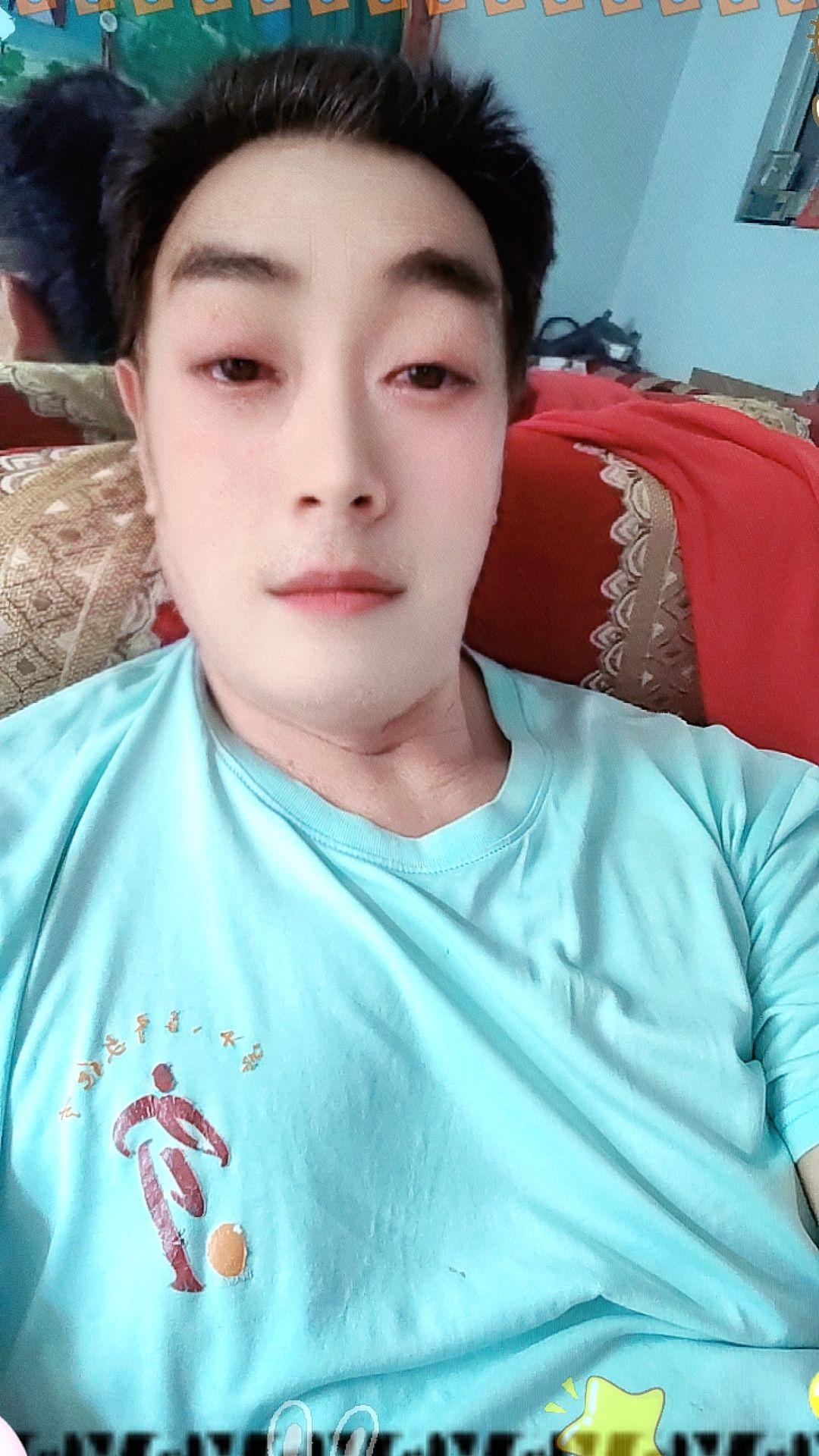 这照片拍得，简直是“男朋友”界的泥石流！别人家的男朋友是高冷男神，我的是搞笑担当