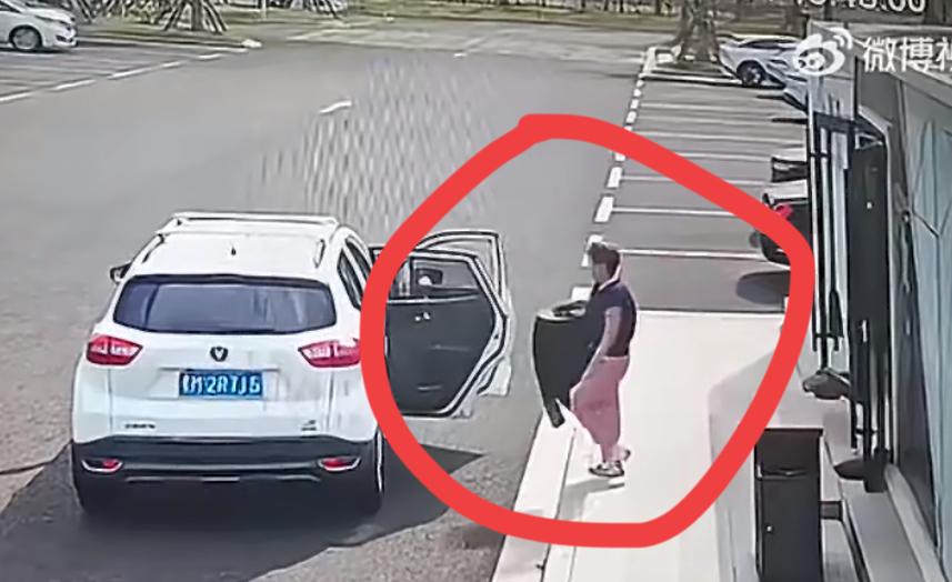 疑似一对黑龙江夫妻把广西一服务区公厕的扫把、垃圾桶给顺走了，这是有多缺德啊。他们