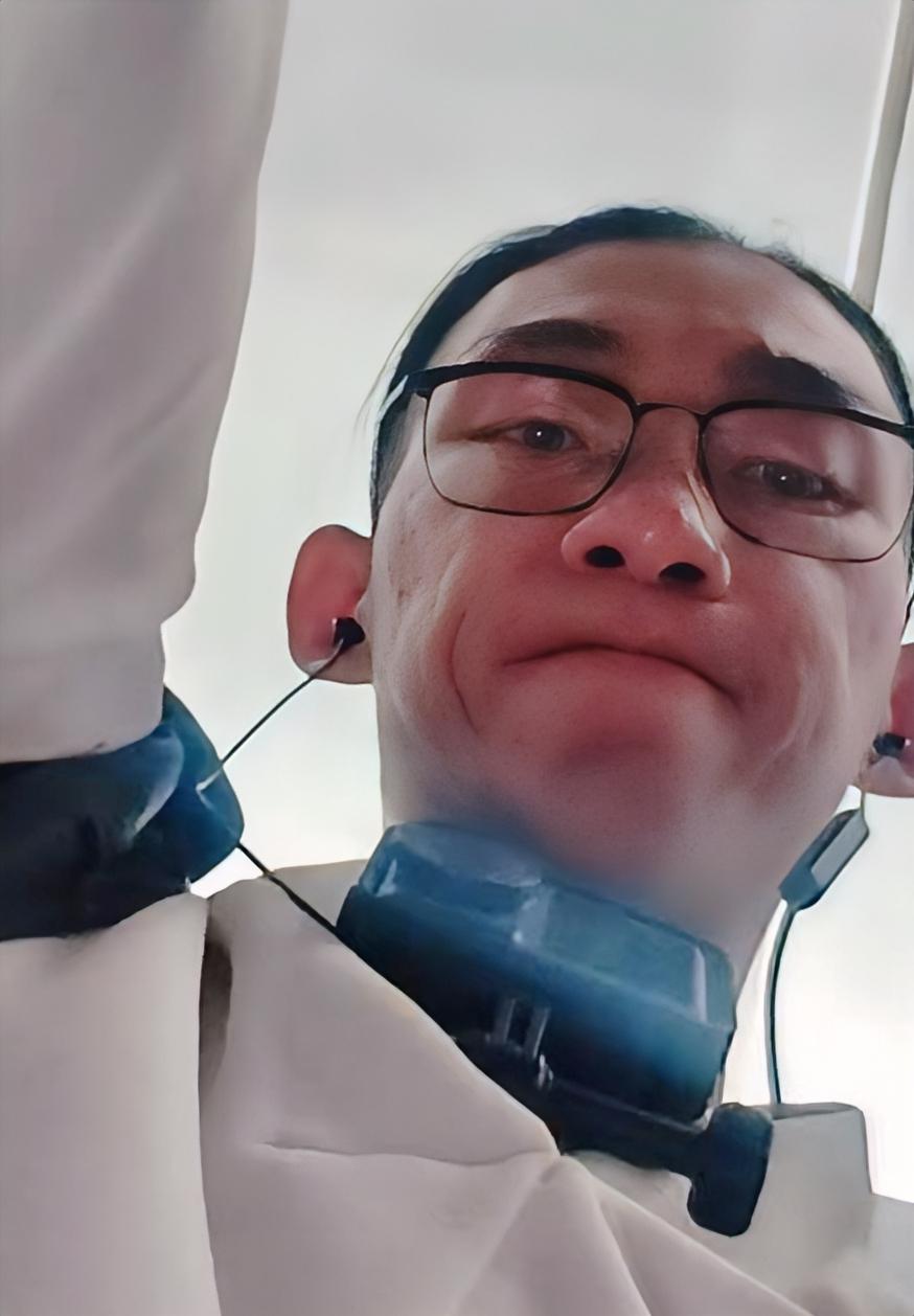 🌙婴儿在列车上哭嚎了20分钟，男子终于忍不下去了，快步走到家长跟前，伸出了手，