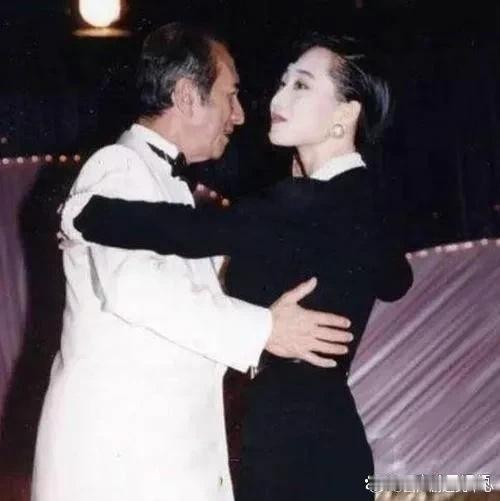 利智和赌王在一起，眼里有光。 