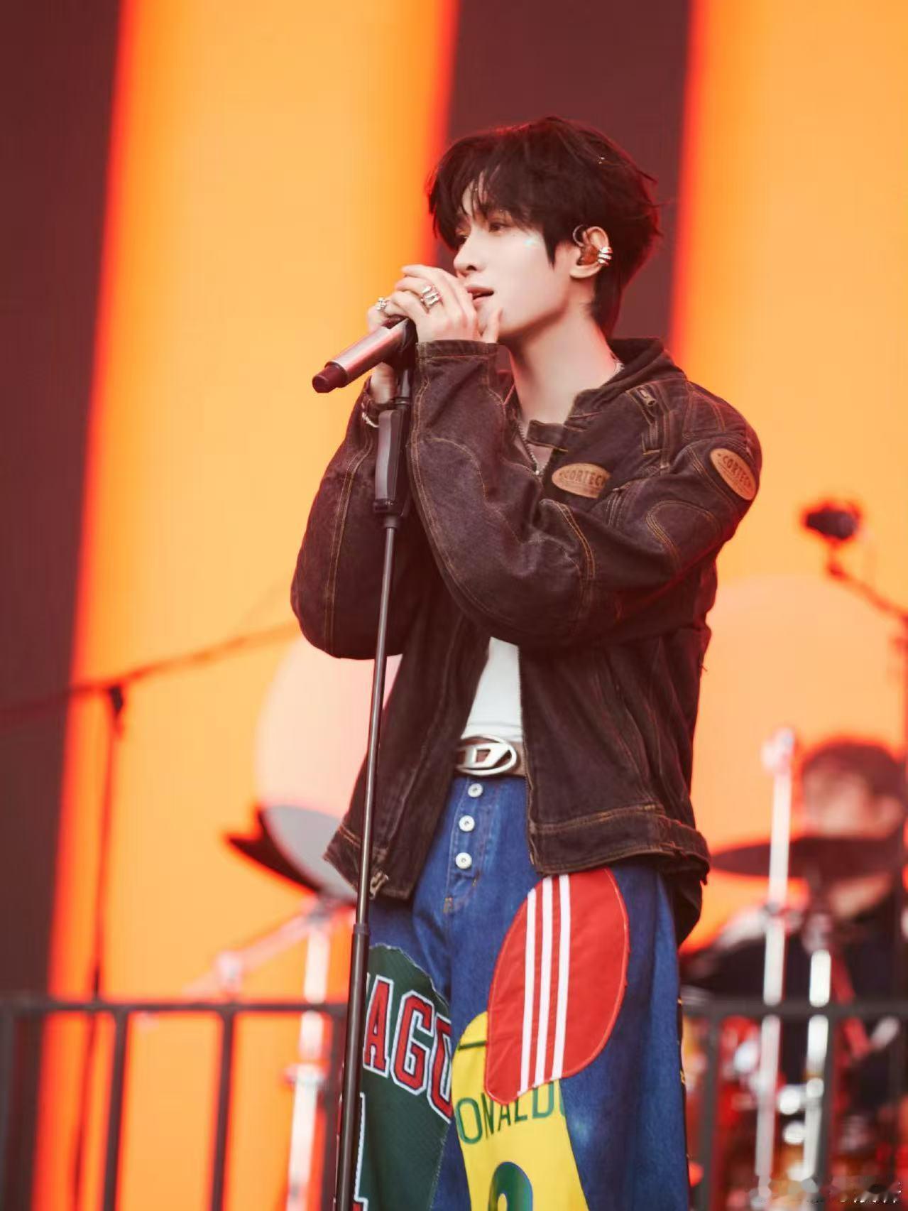 展轩大家观演辛苦了展轩音乐节出图展轩说舞台有魔法，大家观演辛苦了，[送花花] ​