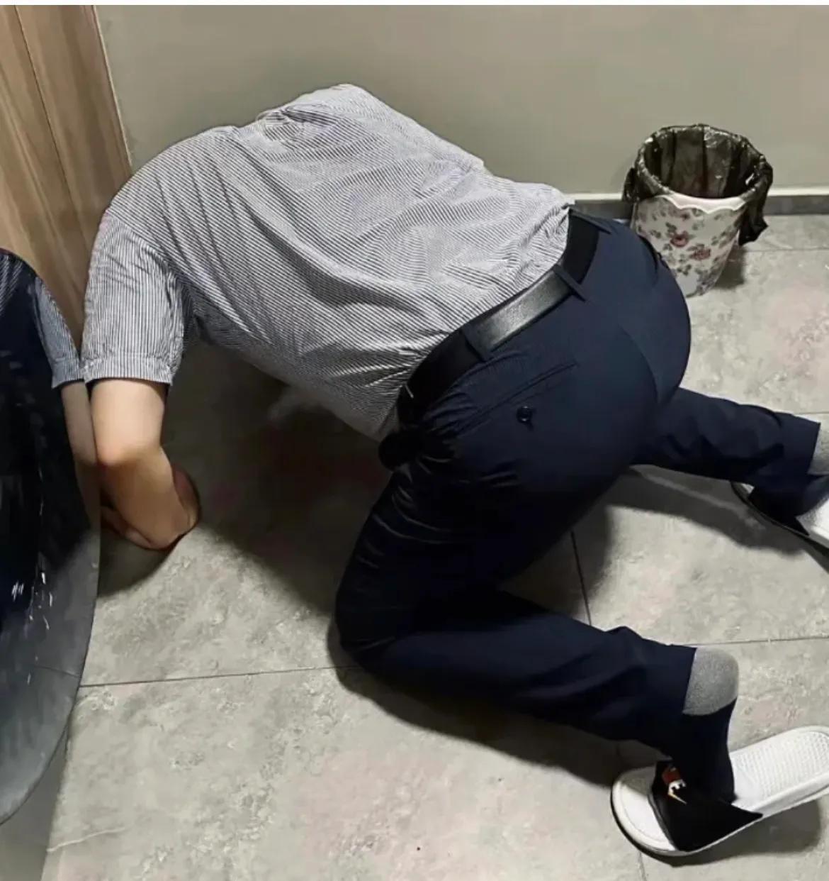哎呀，你看我这修理洗衣机排水管时一不小心摔了个