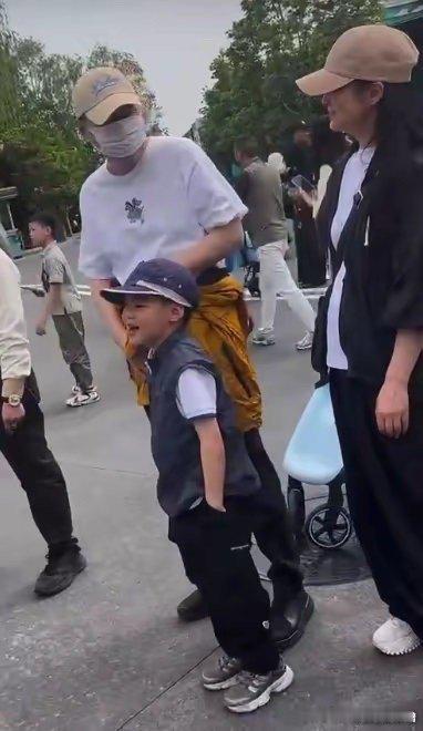 陈建斌蒋勤勤带儿子逛环球影城网友环球影城偶遇陈建斌蒋勤勤一家陈建斌蒋勤勤一家甜蜜