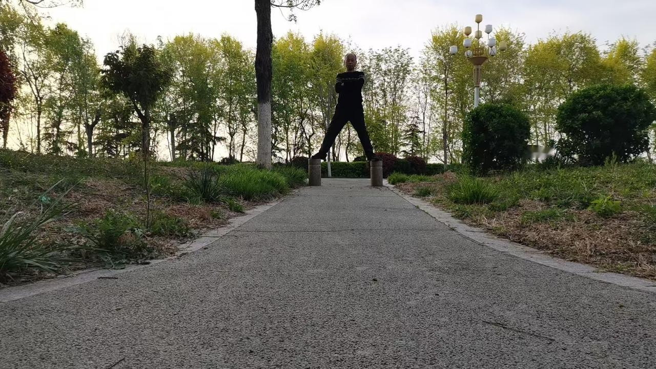 徒弟看师父三年，
师父也会看徒弟三年，
相互了解对方的人品，练武条件，
觉得合适