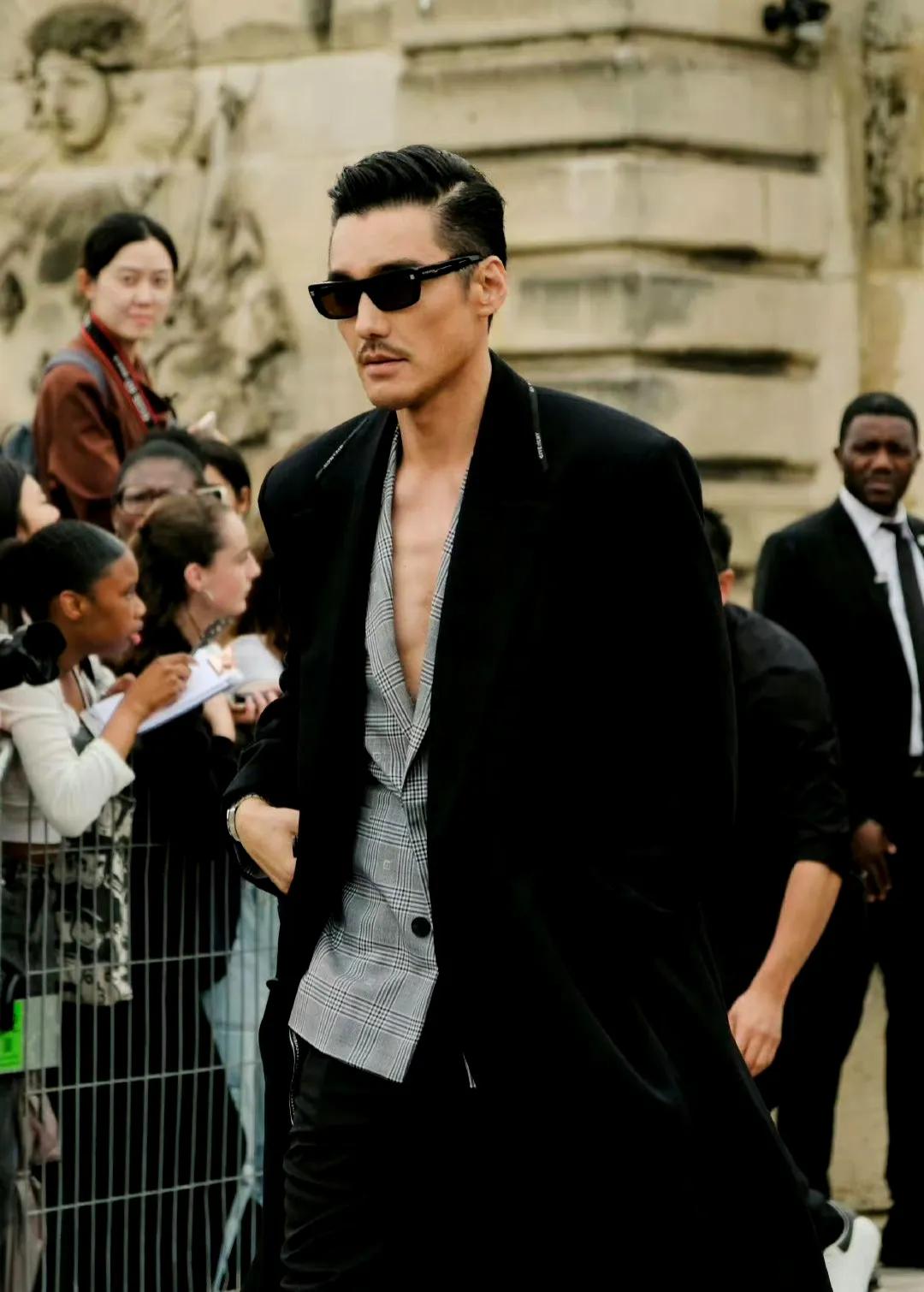 胡兵，
让贝克汉姆都自愧不如的男人。