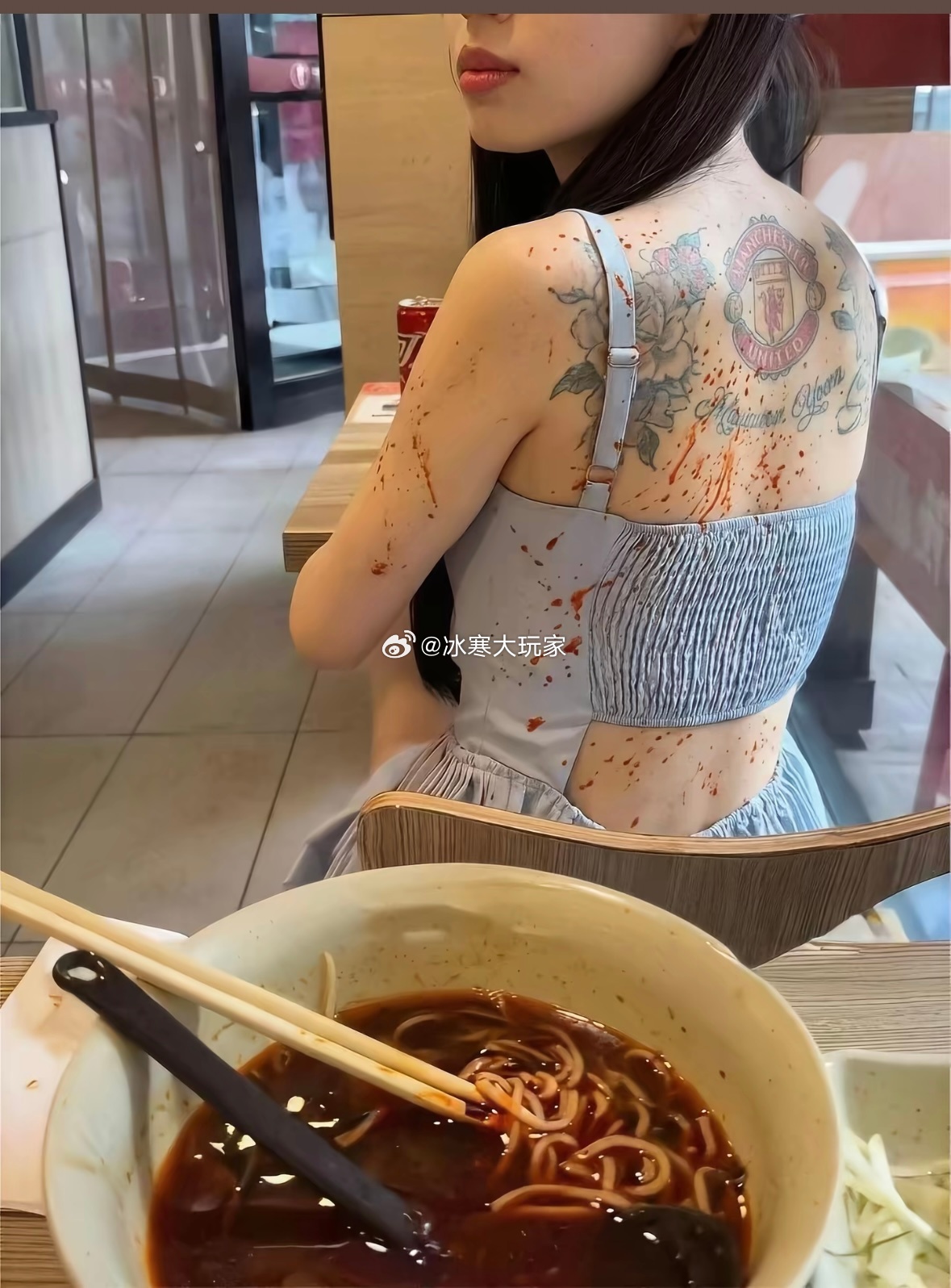 请粉丝汤告诉我这个事怎么解决。撒妹子一背的油 