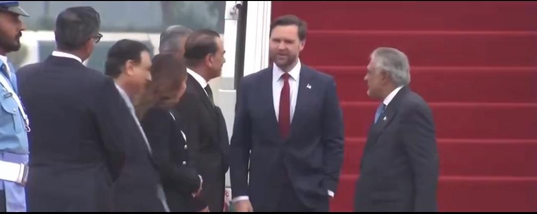 刚刚，万斯降落在巴基斯坦Nur Khan空军基地。

在停机坪上由巴基斯坦陆军参