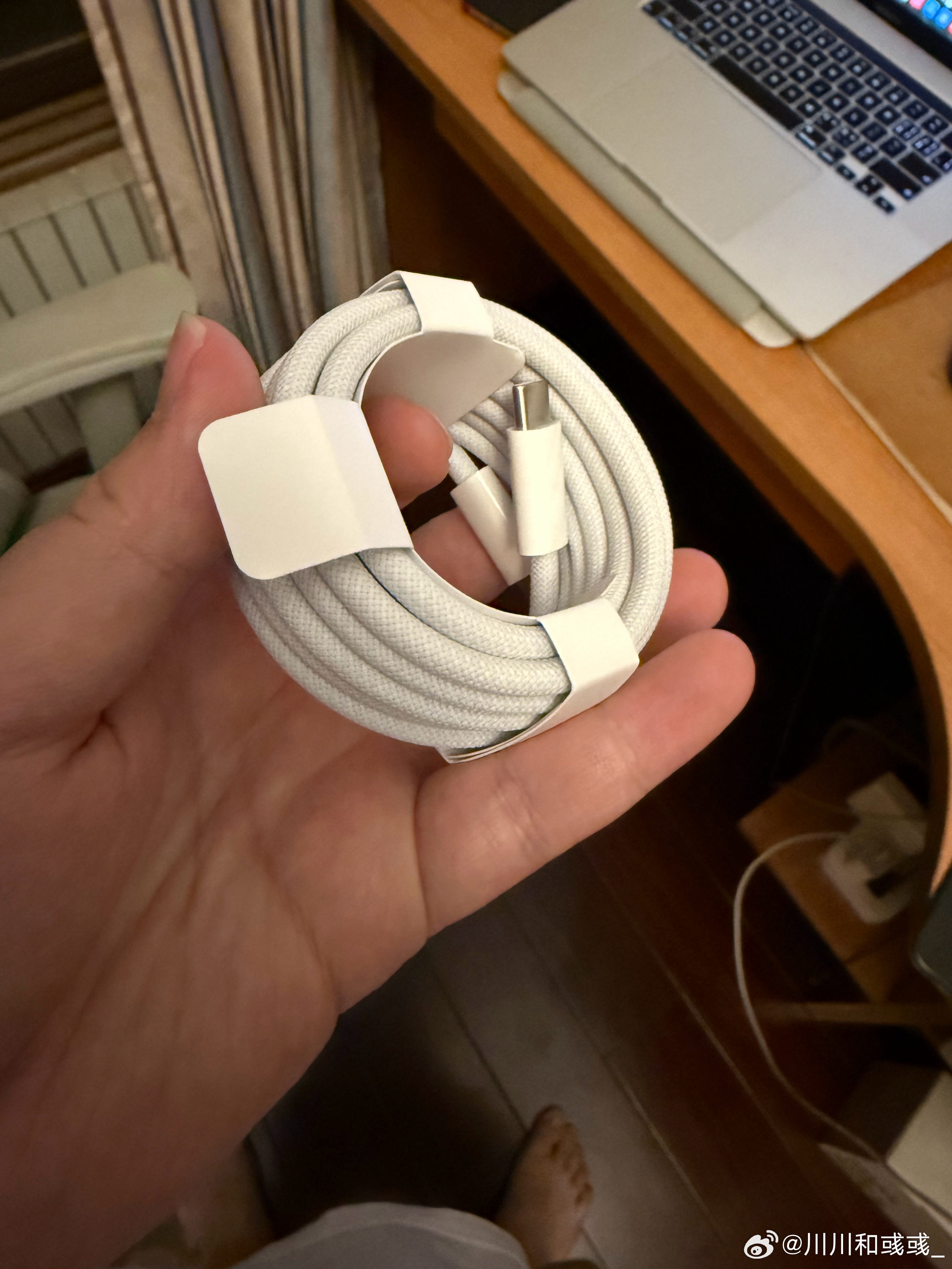 淘了一个MacBook Pro的电源线，原因是之前那个弯了，有一天无意摸着好烫，