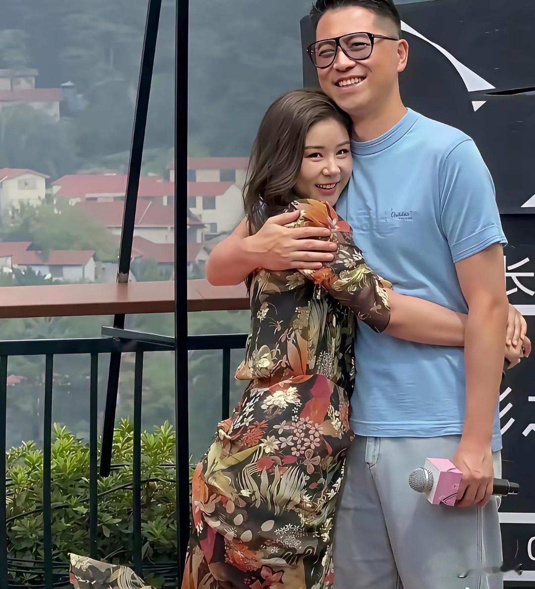 庐山偶遇王雷和李小萌，结婚多年依旧甜蜜相拥。镜头下，王雷穿着浅蓝色短袖T恤，灰色