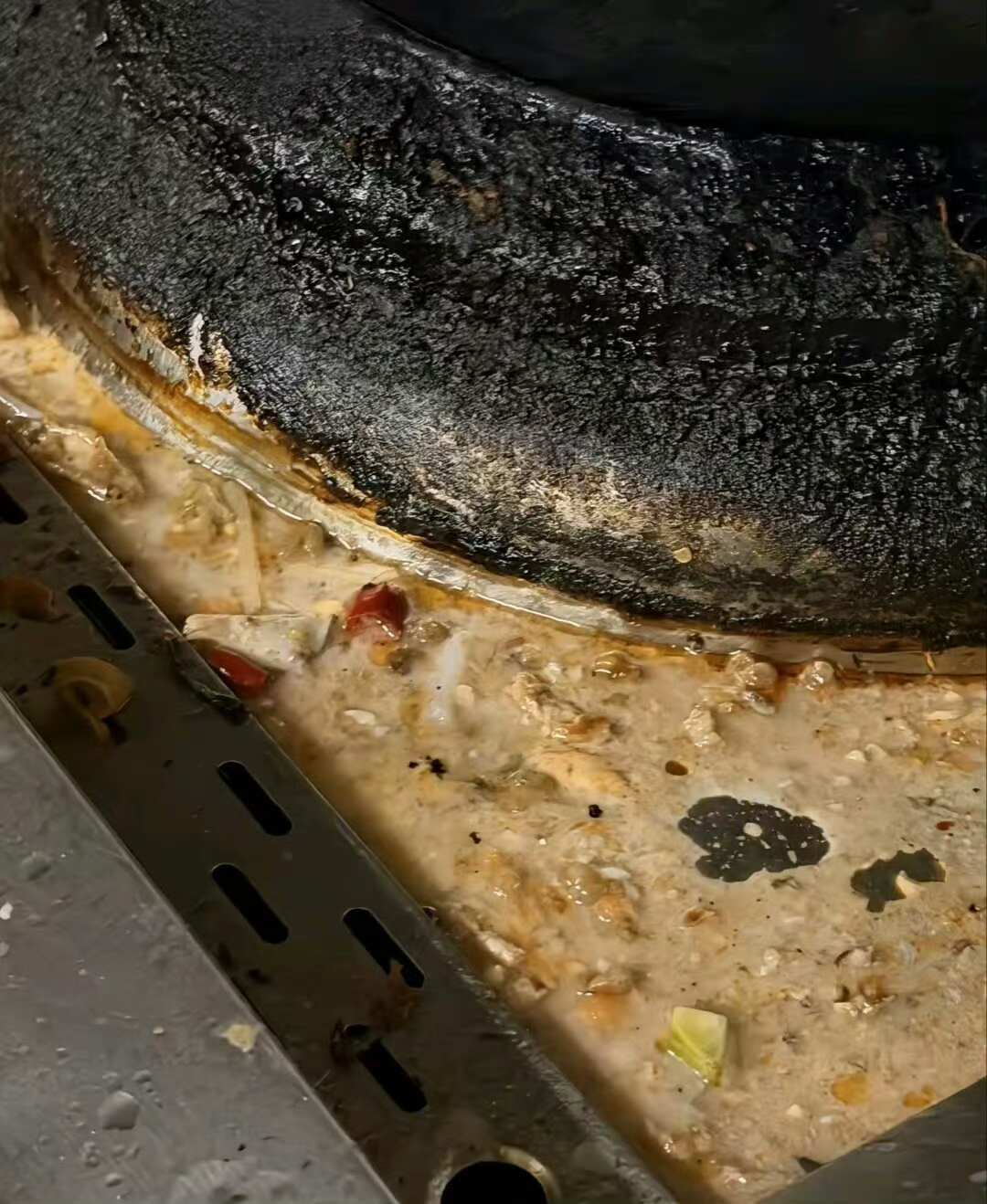 提醒大家，在外面吃饭掉桌上的东西千万不要吃! 