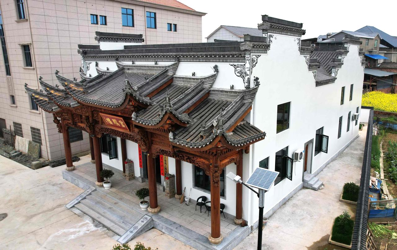 白墙、灰瓦、马头墙，砖木结构藏匠心。
传统建筑由门楼、前厅、天井、后堂组成。泗水