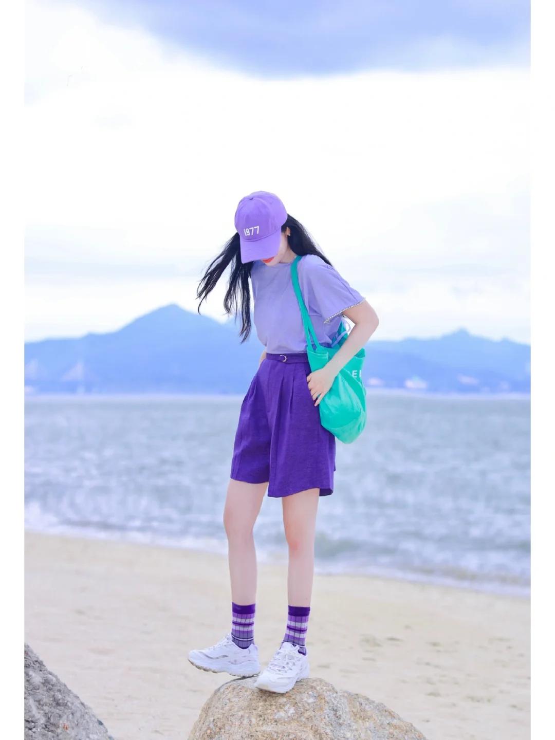 #夏日生活打卡季#🌸紫韵浪漫，行走的多肉葡萄梦境🍇✨
淡紫色T恤轻拂肌肤，如