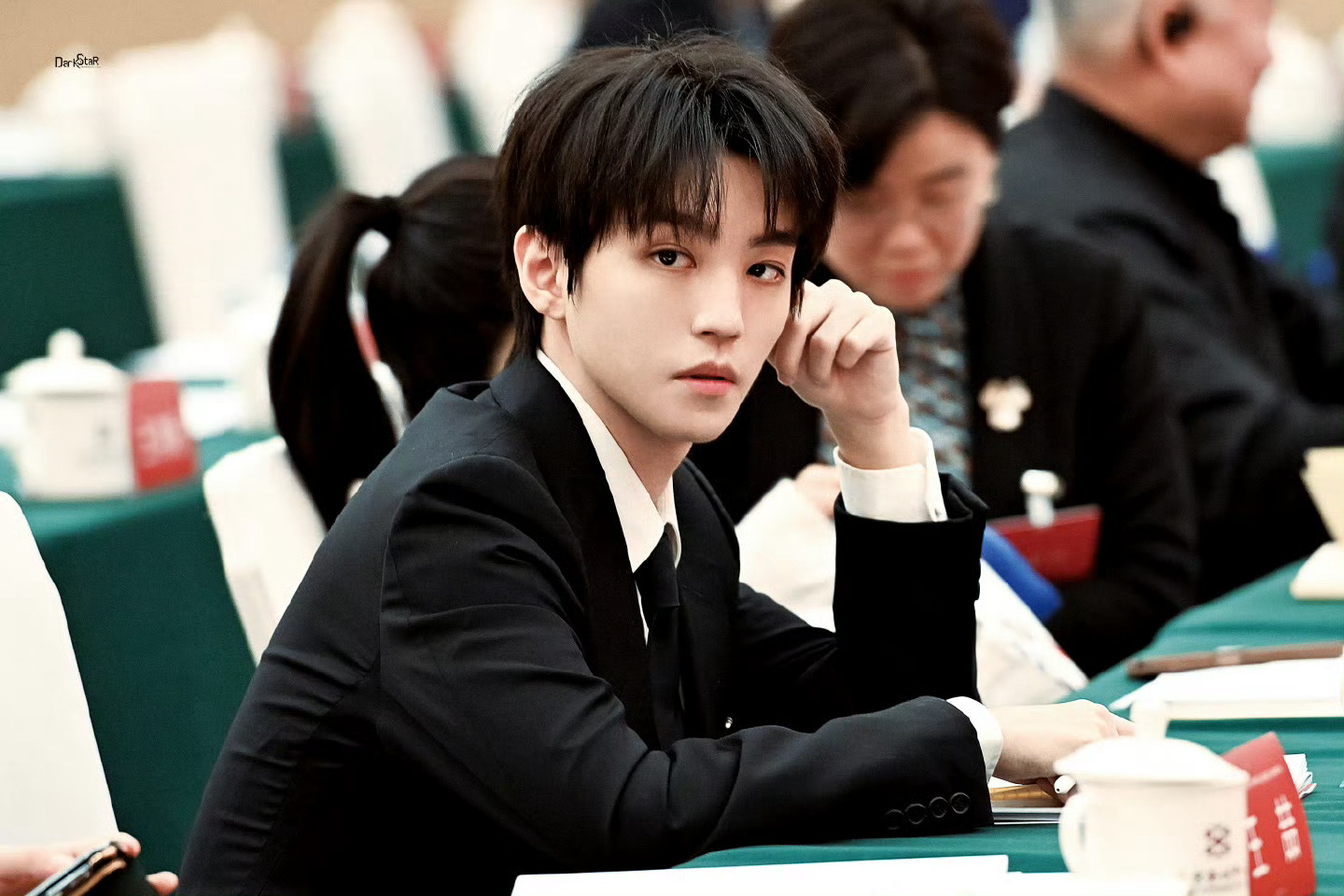 王俊凯以理事身份出席中国文艺志愿者协会三届四次理事会议，太根正苗红了 