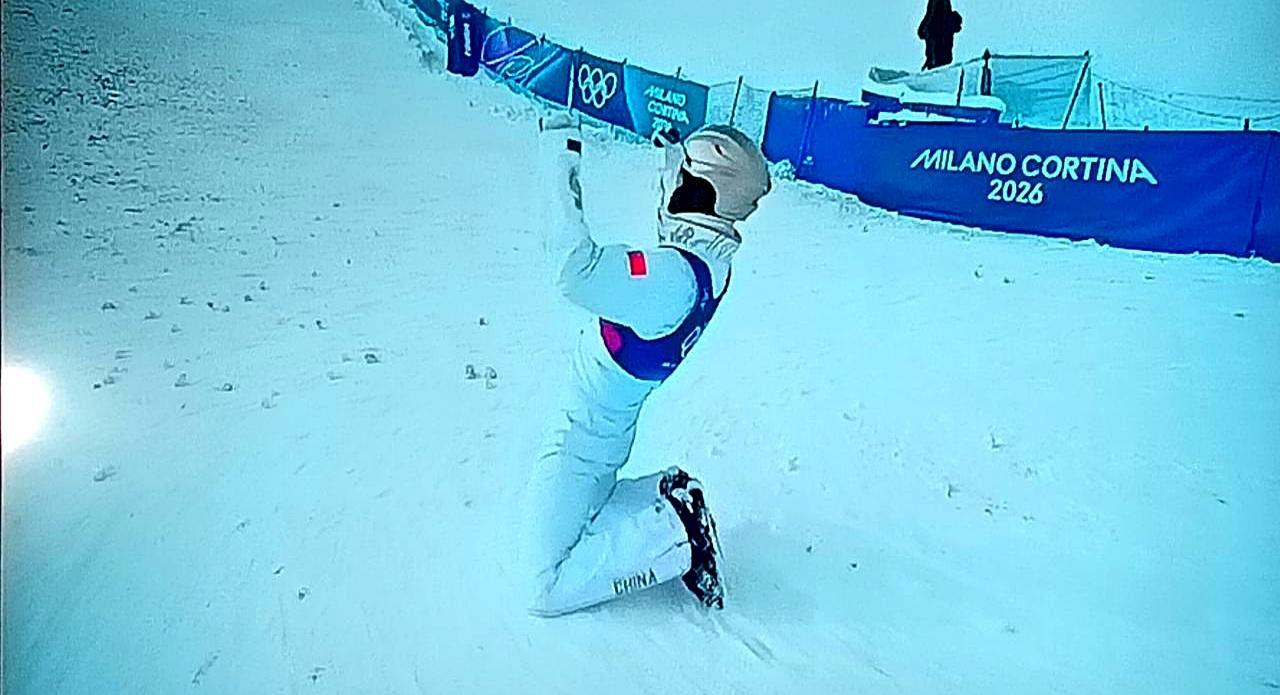 30岁老将三战冬奥，金牌是老婆给的。
 
分数出来的瞬间，徐梦桃撕掉自己运动员号