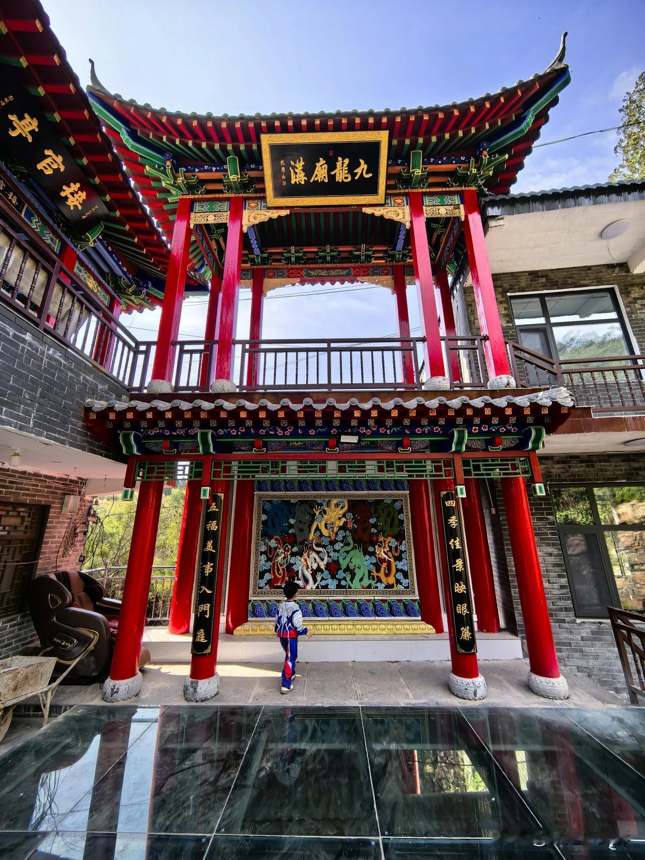  九龙庙位于河北省沙河市西南部，赫山脚下，周围环绕着九条山梁，形似九条巨龙，因而