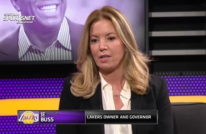 这个女人不简单！湖人前老板珍妮-巴斯。
近期美媒爆料了湖人出售前后的一些猛料，无