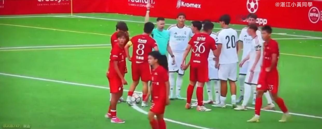 今日凌晨，中国足球小将0-1憾负皇马U18，止步马德里拜杯半决赛。
面对着身体条