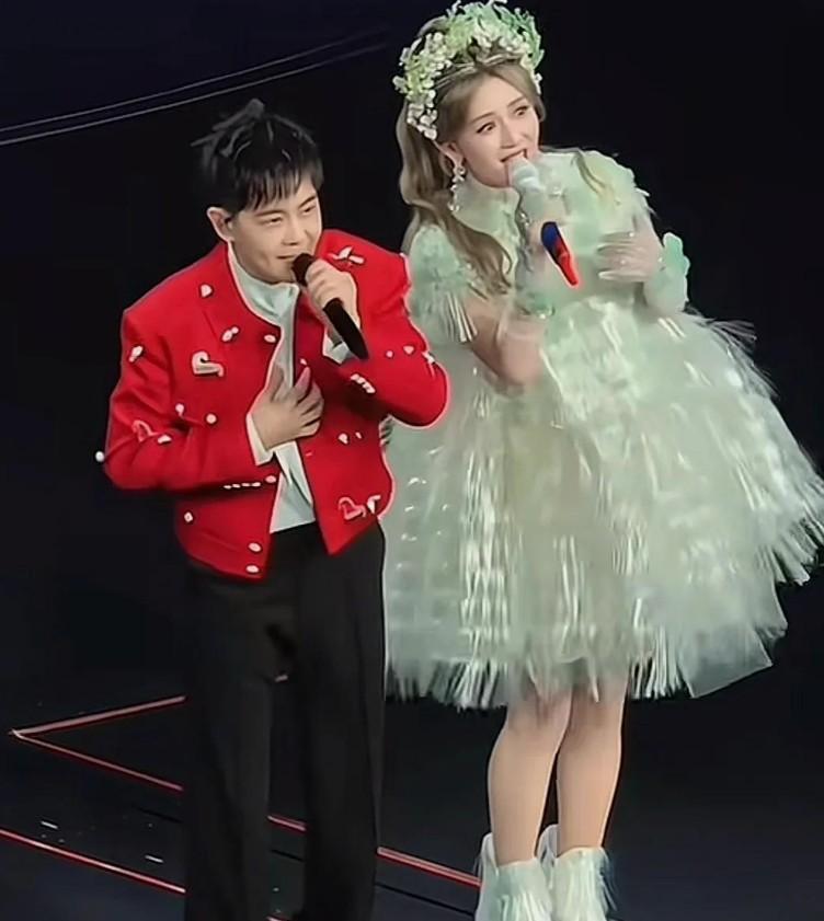 谢娜演唱会来了不少大明星，真热闹啊！与其说是群星荟萃，不如说萝卜开会。
 
从岳