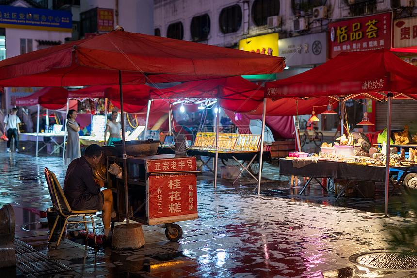 经济晴雨表：
1. 以前现结的生意现在也开始要账期了。
2. 结婚的少了，今年还