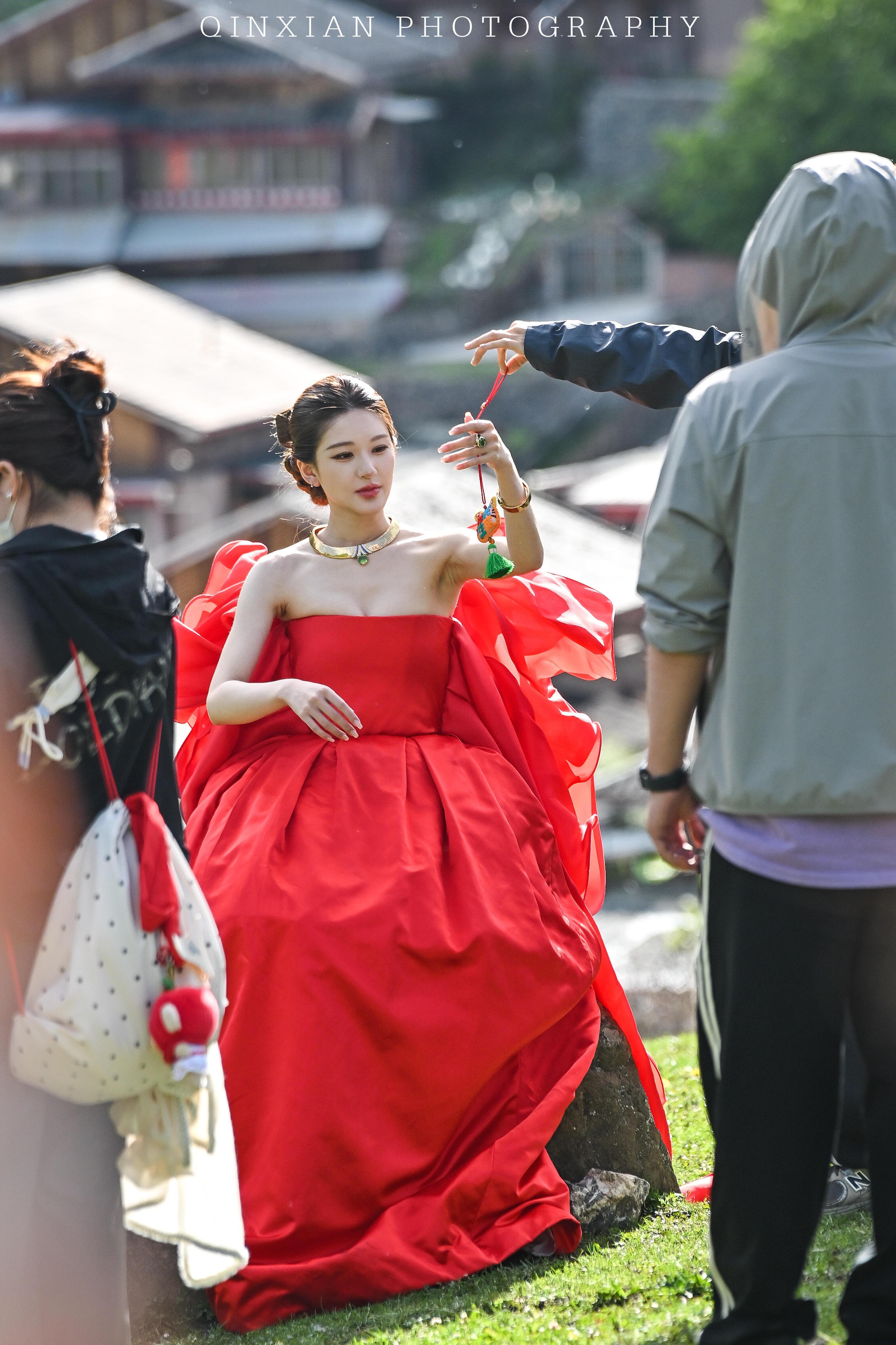 亲爱的 红衣总是你的最优解 VOGUE出发图