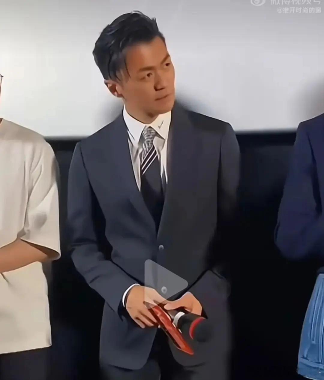 像王宝强五官被换脸到了谢霆锋头上。。 