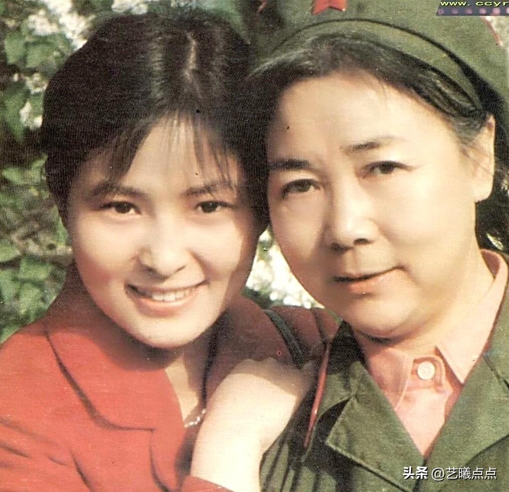上世纪八十年代初，和著名电影演员田华合影的是彼时正走红影坛的新秀。她当年主演的《